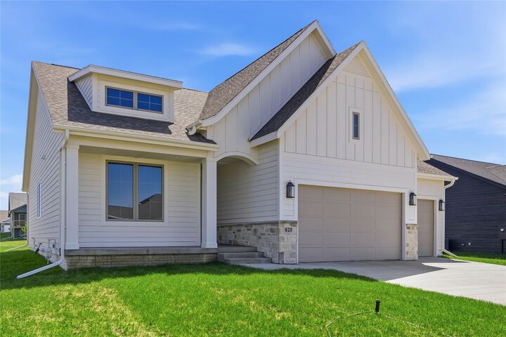 Property Photo:  427 Walnut Drive  IA 50124 