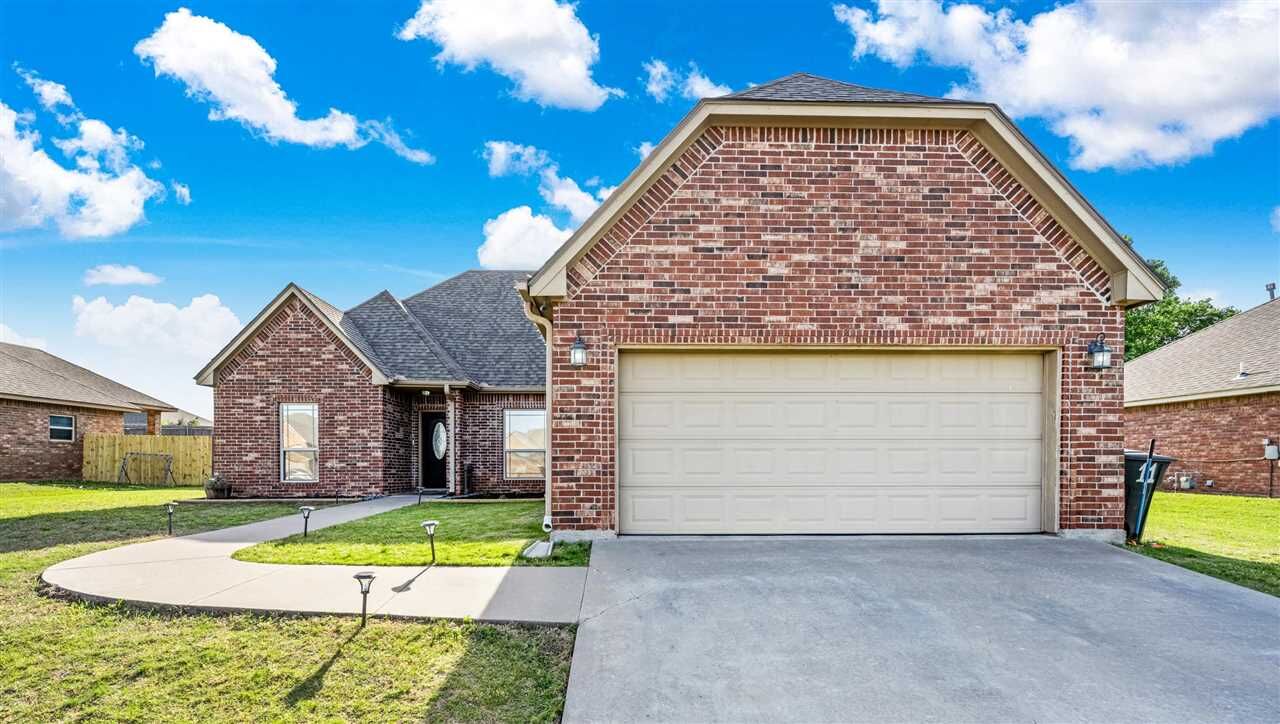 Property Photo:  11 NE Summerwood Dr  OK 73538 