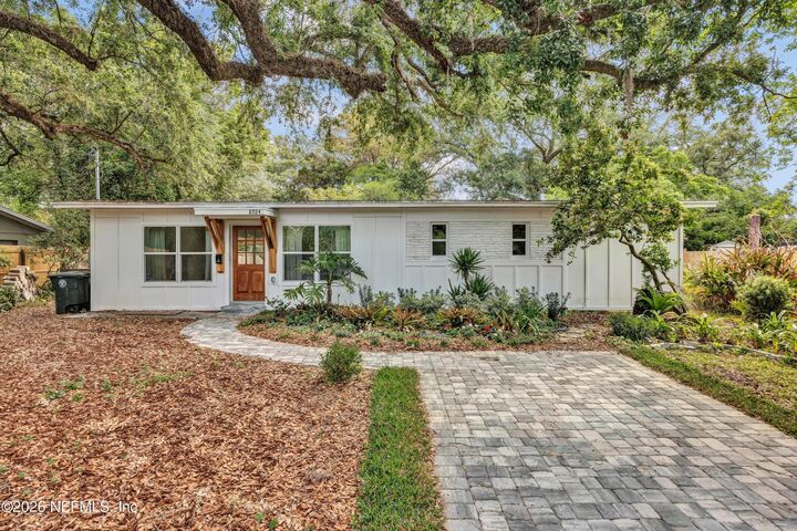 Property Photo: 8924 Lopez Court FL 32216