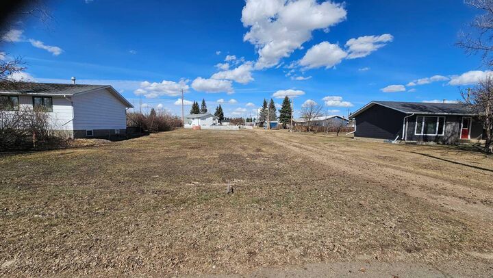 4946 Parkview Crescent — photo 1