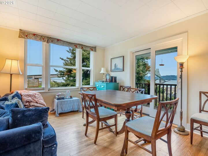 Property Photo:  240 Lincoln St  OR 97103 