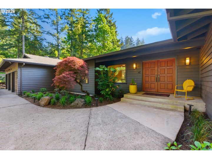 Property Photo: 6200 SW Round Hill Way OR 97221