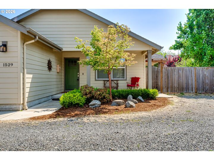 Property Photo:  1529 Charnelton Aly  OR 97401 