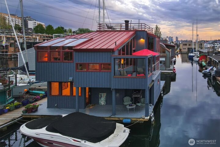Property Photo:  2727  Fairview Avenue E 4  WA 98102 