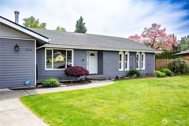 Property Photo:  3949 SE 10th Place  WA 98058 