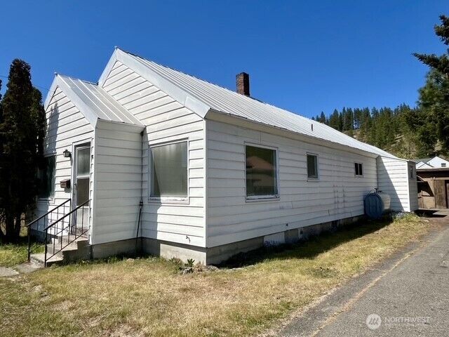 Property Photo:  305 E Second Street  WA 98922 