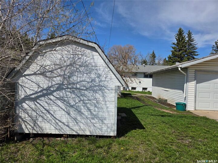 Property Photo:  718 98th Avenue  SK S0E 1T0 