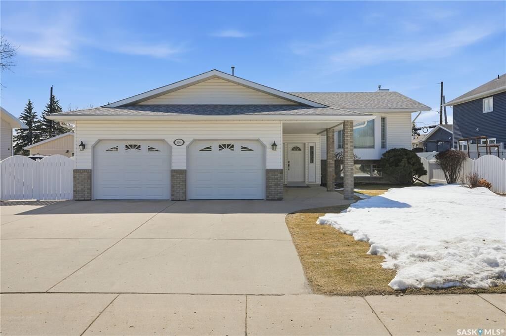 Property Photo:  106 3rd Street S  SK S0K 2T2 