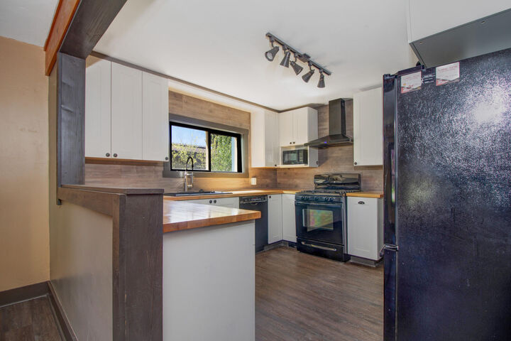 Property Photo:  301 S 4th Ave  ID 83333 