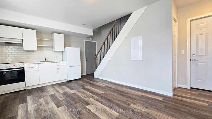 Property Photo:  44 Front Street S 4  ON L3V 4S3 
