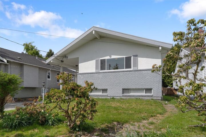 Property Photo: 336 Stannard Ave BC V8S 3M4