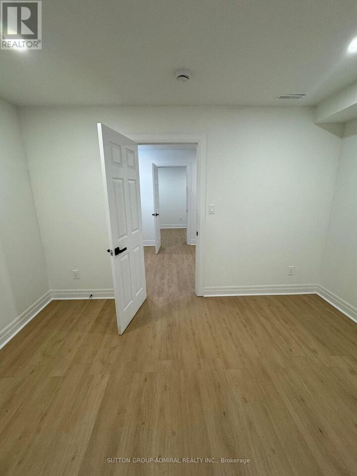 Property Photo:  23 Chatsworth Court Lower  ON L4L 7G3 