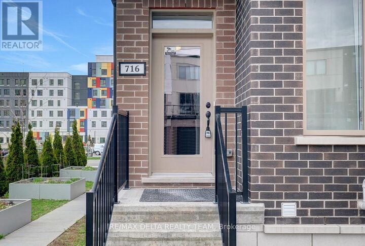 Property Photo:  716 Kizis Private 11  ON K1K 5A8 