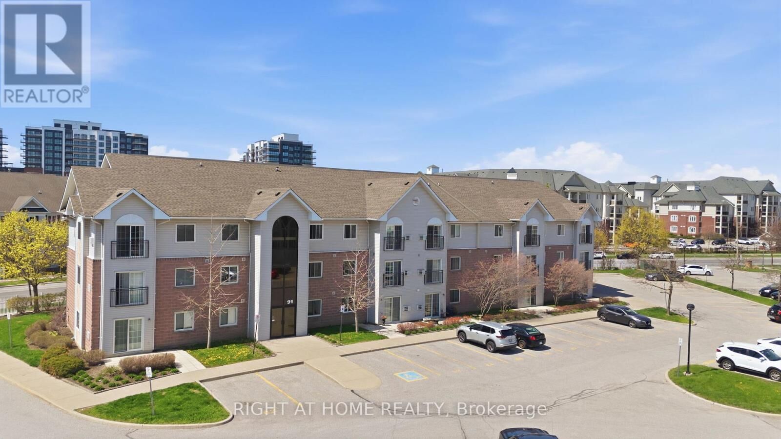 Property Photo:  91 Aspen Springs Drive 102  ON L1C 5J9 