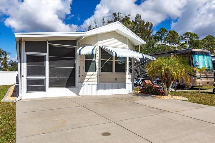 Property Photo:  1604 N Manatee Loop  FL 33950 