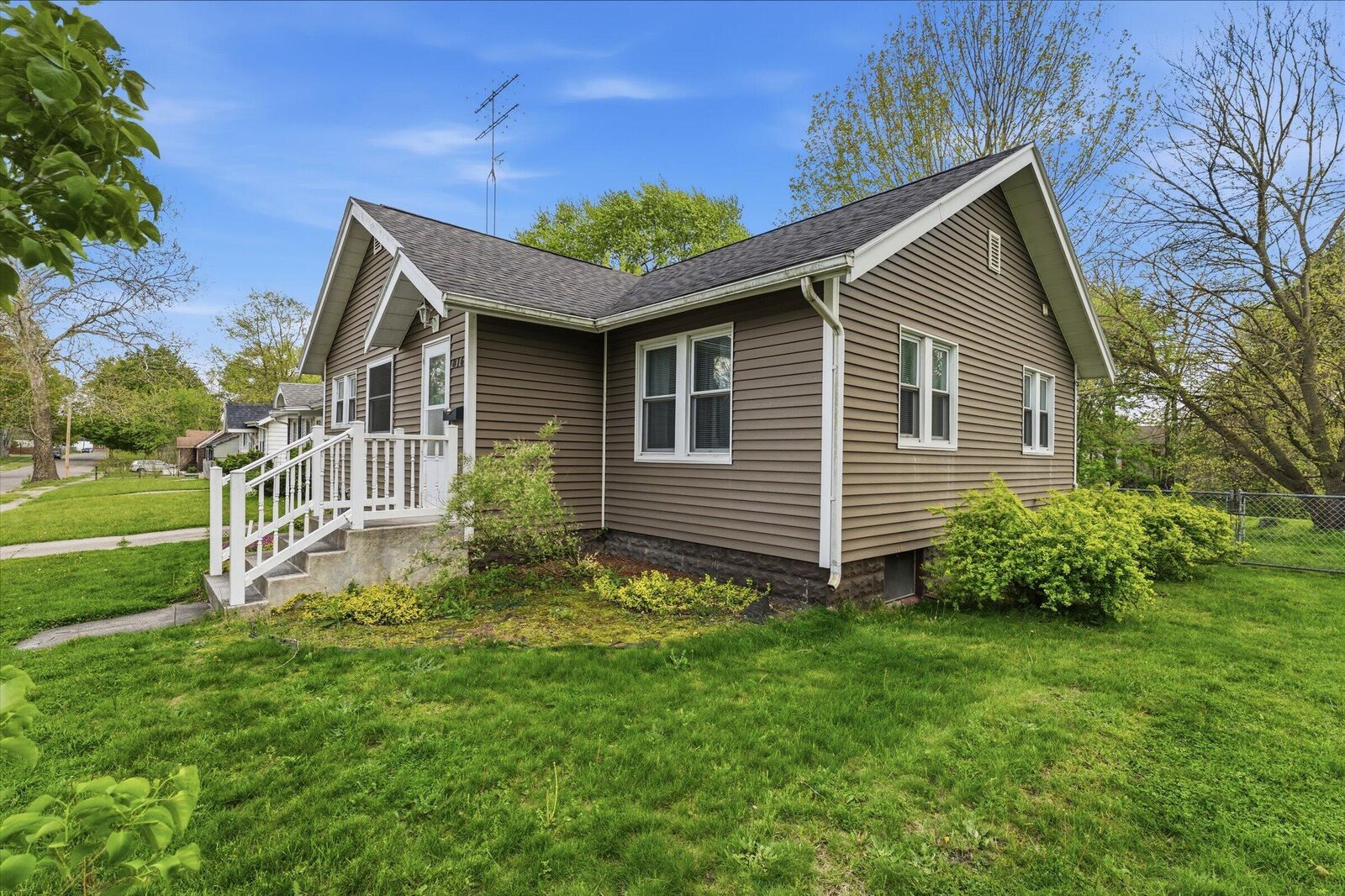 Property Photo:  816 Burns Street  MI 49120 