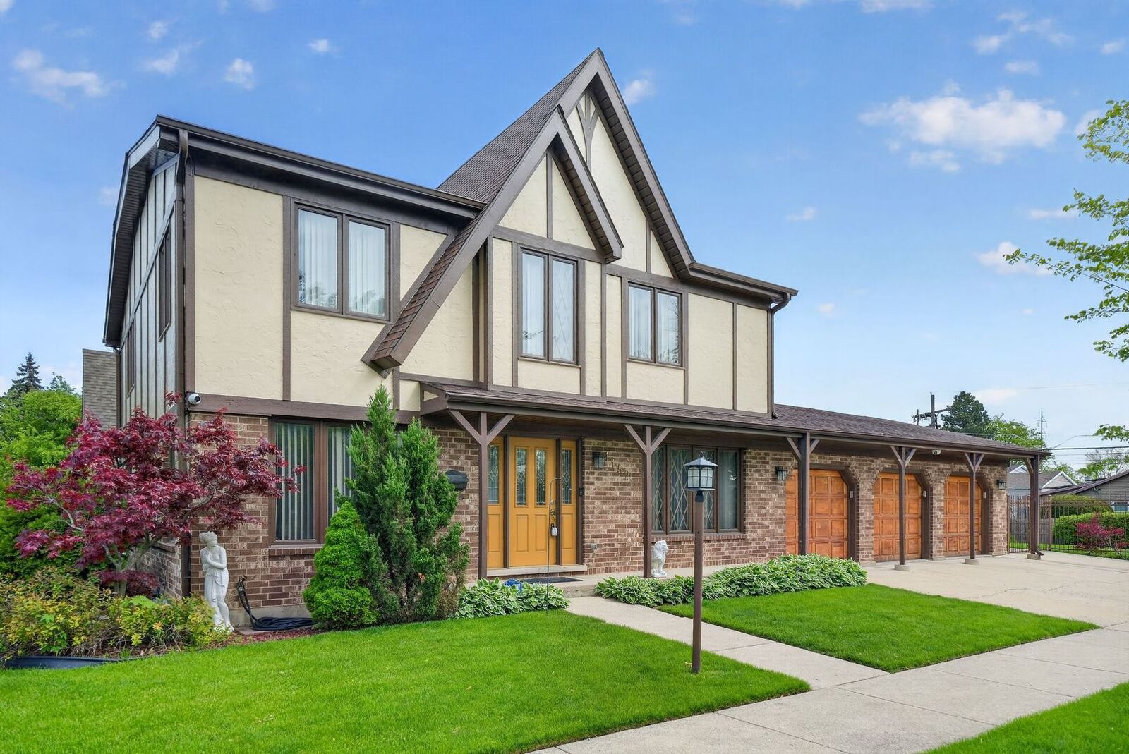 Property Photo:  1152 E Walnut Avenue  IL 60016 