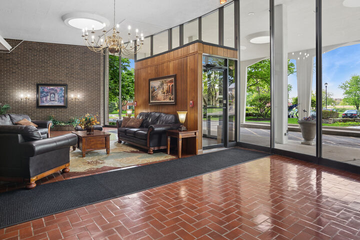 Property Photo:  20 N Tower Road 9C  IL 60523 