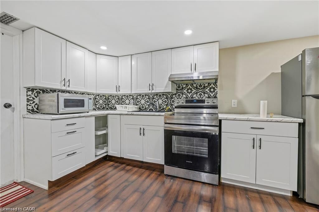 Property Photo:  38 Lake Avenue N  ON L8E 1L3 