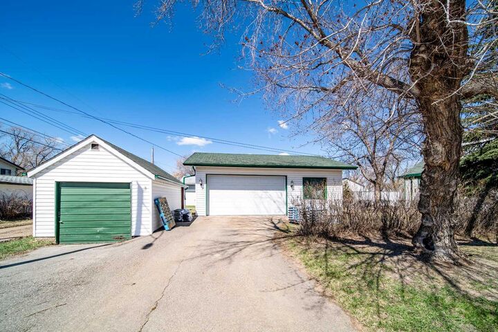 Property Photo:  737 9 Avenue  AB T9W 1B9 
