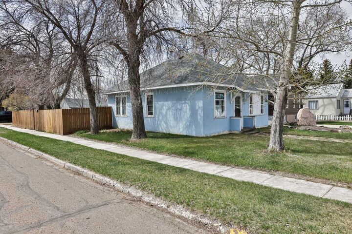 Property Photo:  132 3 Avenue NE  AB T0K 1M0 