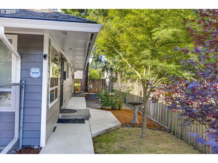 Property Photo: 9016 9022 SE Ankeny St OR 97216