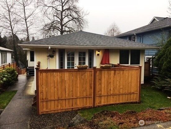 Property Photo:  1834  27th Avenue A  WA 98122 