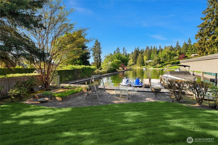 Property Photo:  3111  Hunts Point Circle  WA 98004 