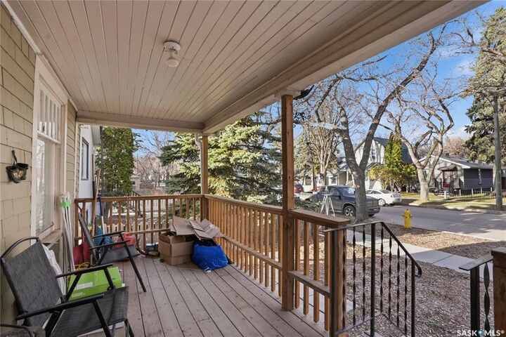 Property Photo:  719 I Avenue S  SK S7M 1Z1 