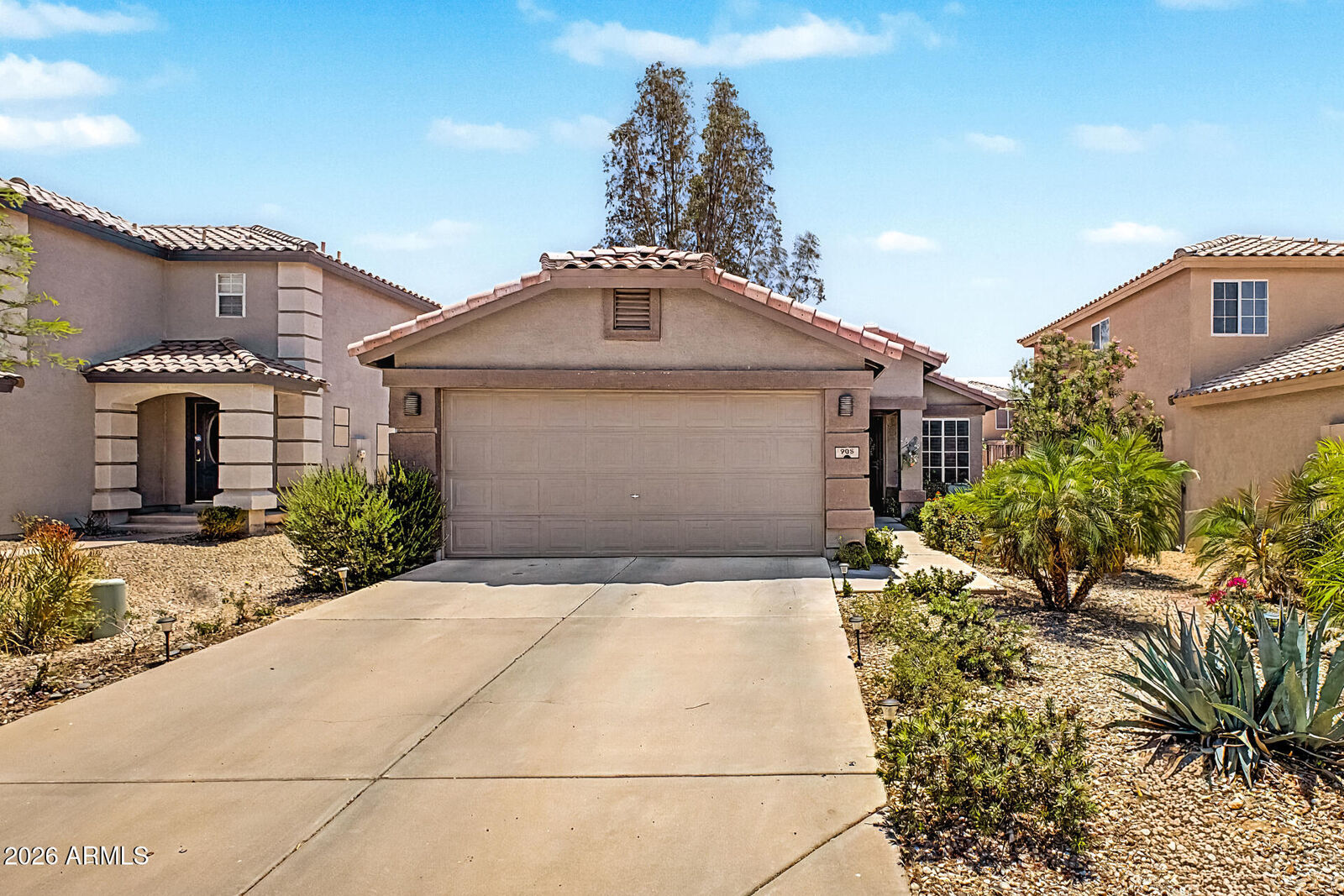 Property Photo: 985 E Stardust Way AZ 85143