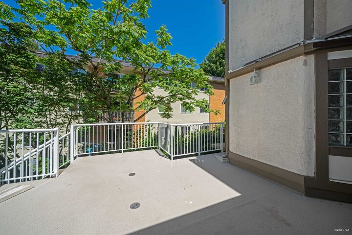 Property Photo:  1552 Everall Street 3  BC V4B 3S8 
