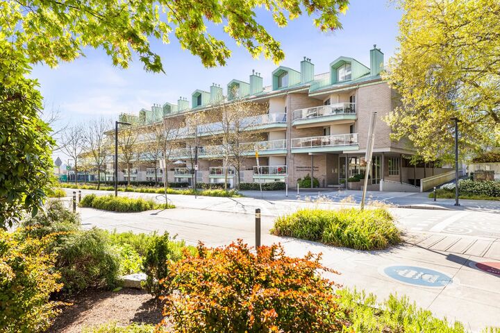 Property Photo: 33 Chesterfield Place 1206 BC V7M 3K4