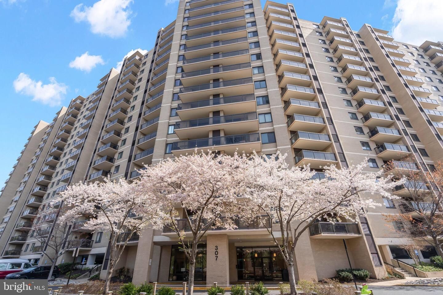 Property Photo:  307 Yoakum Parkway 1722  VA 22304 