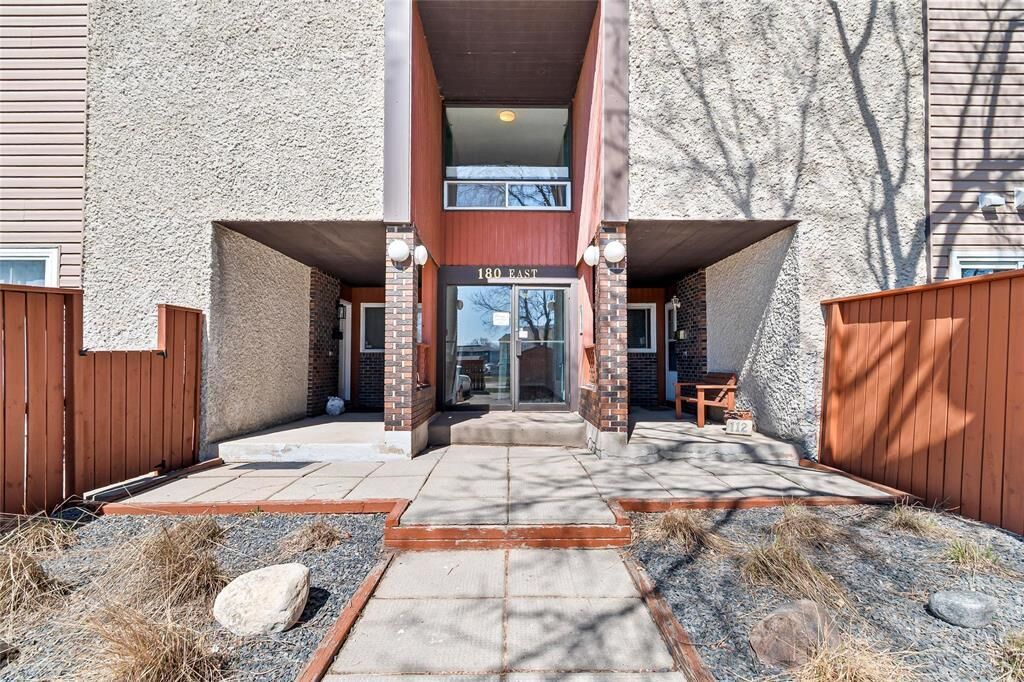 Property Photo:  180 Grassie Boulevard  MB R2G 3H5 