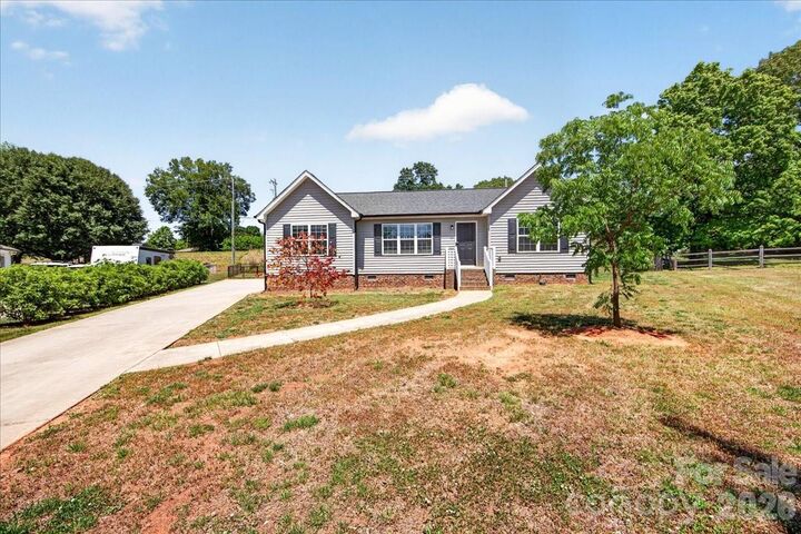 Property Photo:  1511 Abbey Court  NC 28012 
