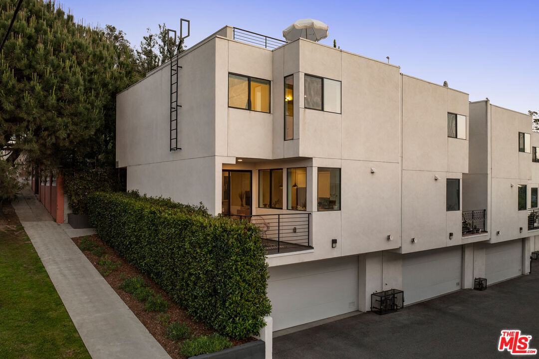 Property Photo:  2152 Clifford St  CA 90026 