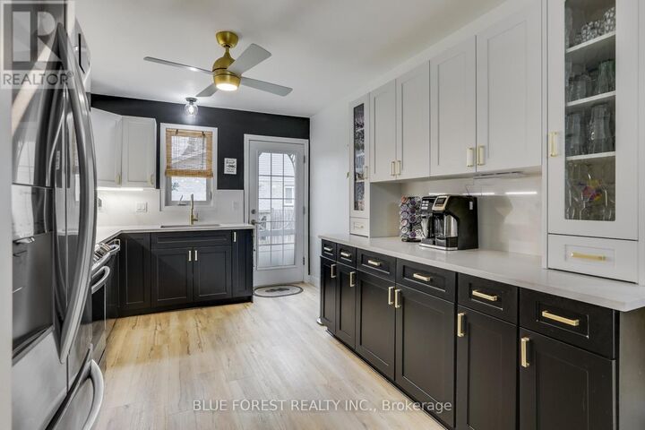 Property Photo:  3 Meadowvale Drive  ON N5P 4P1 