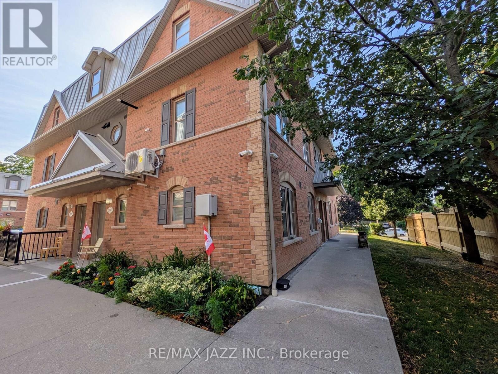 Property Photo:  770 King Street East 202  ON L1H 1G9 