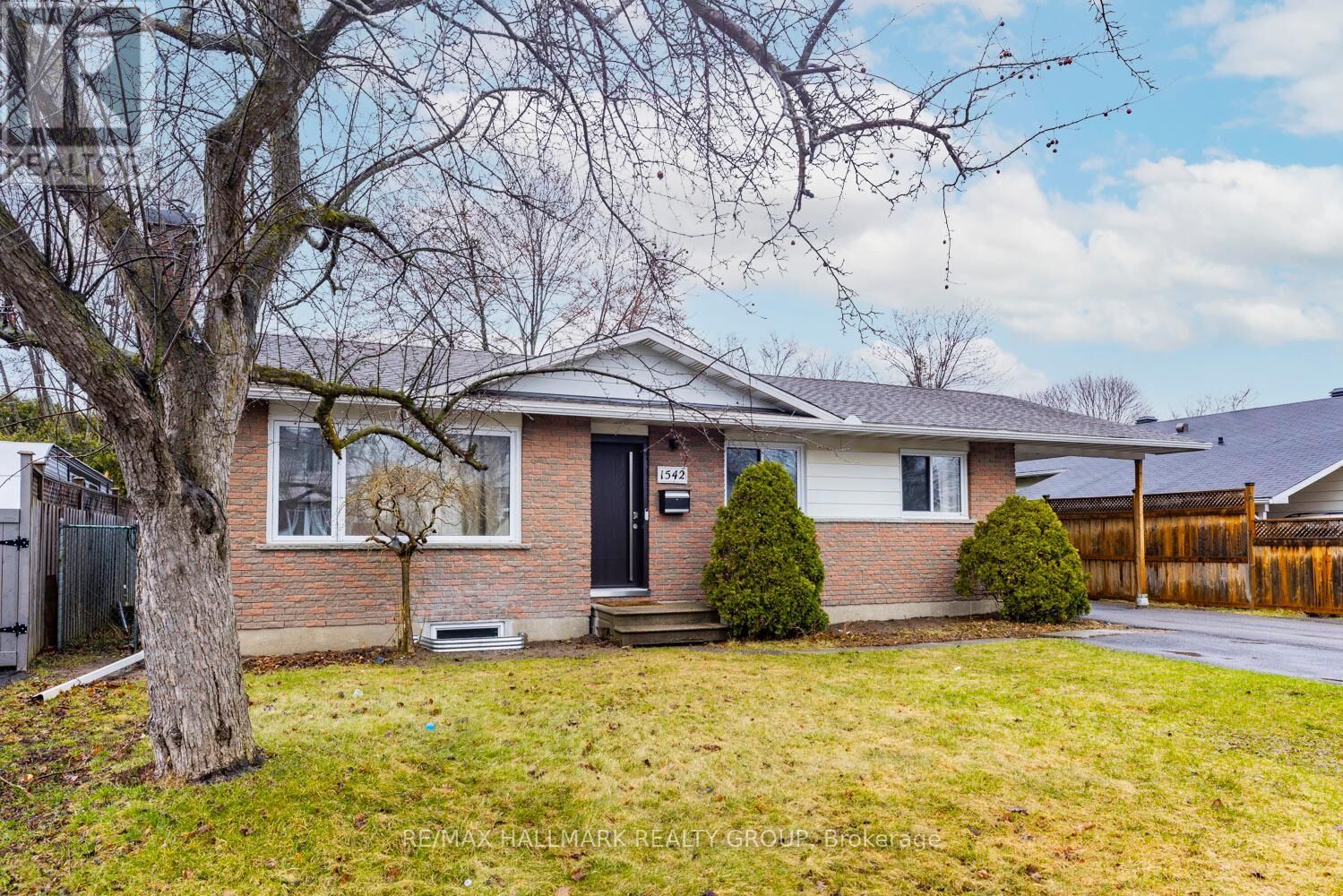 Property Photo:  1542 St. Georges Street  ON K1E 1P9 