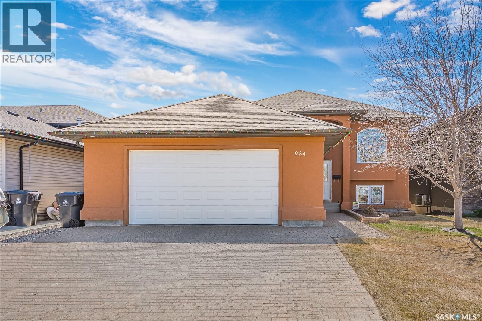 Property Photo:  924 Coppermine Way  SK S0K 0A2 