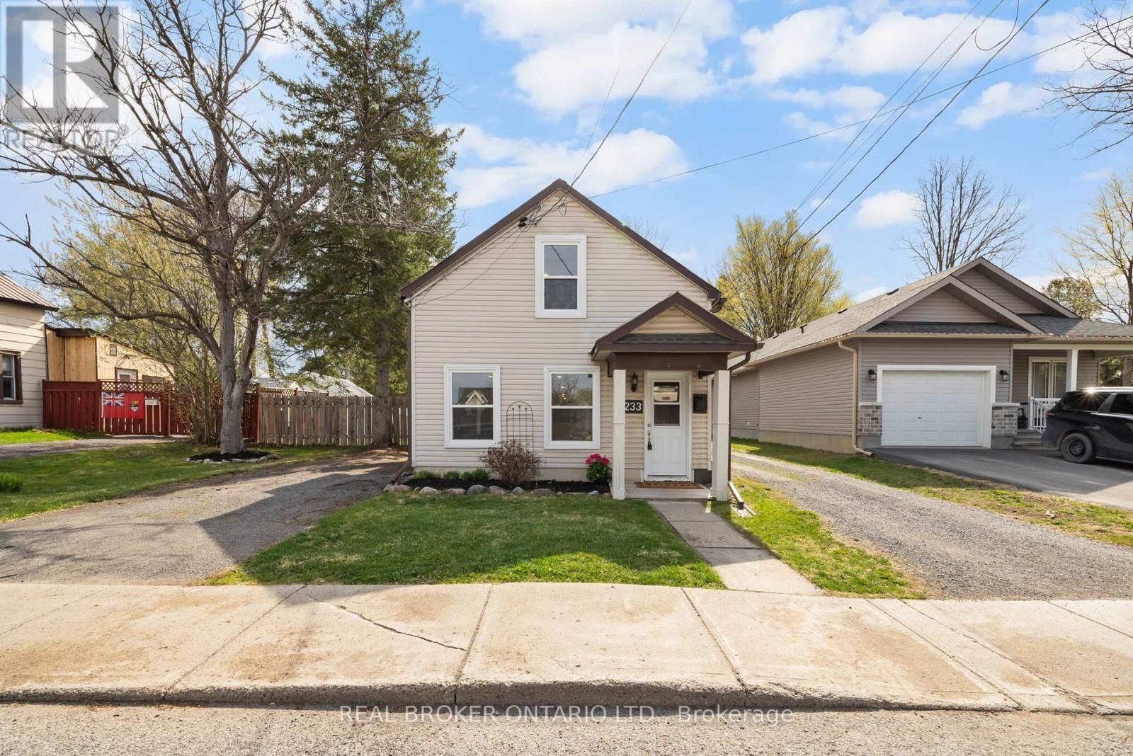 Property Photo:  233 Bell Street  ON K7S 2R7 