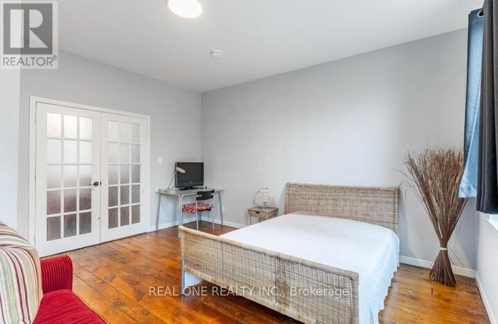 Property Photo:  118 Queen Street South Room 1  ON L8P 3S1 