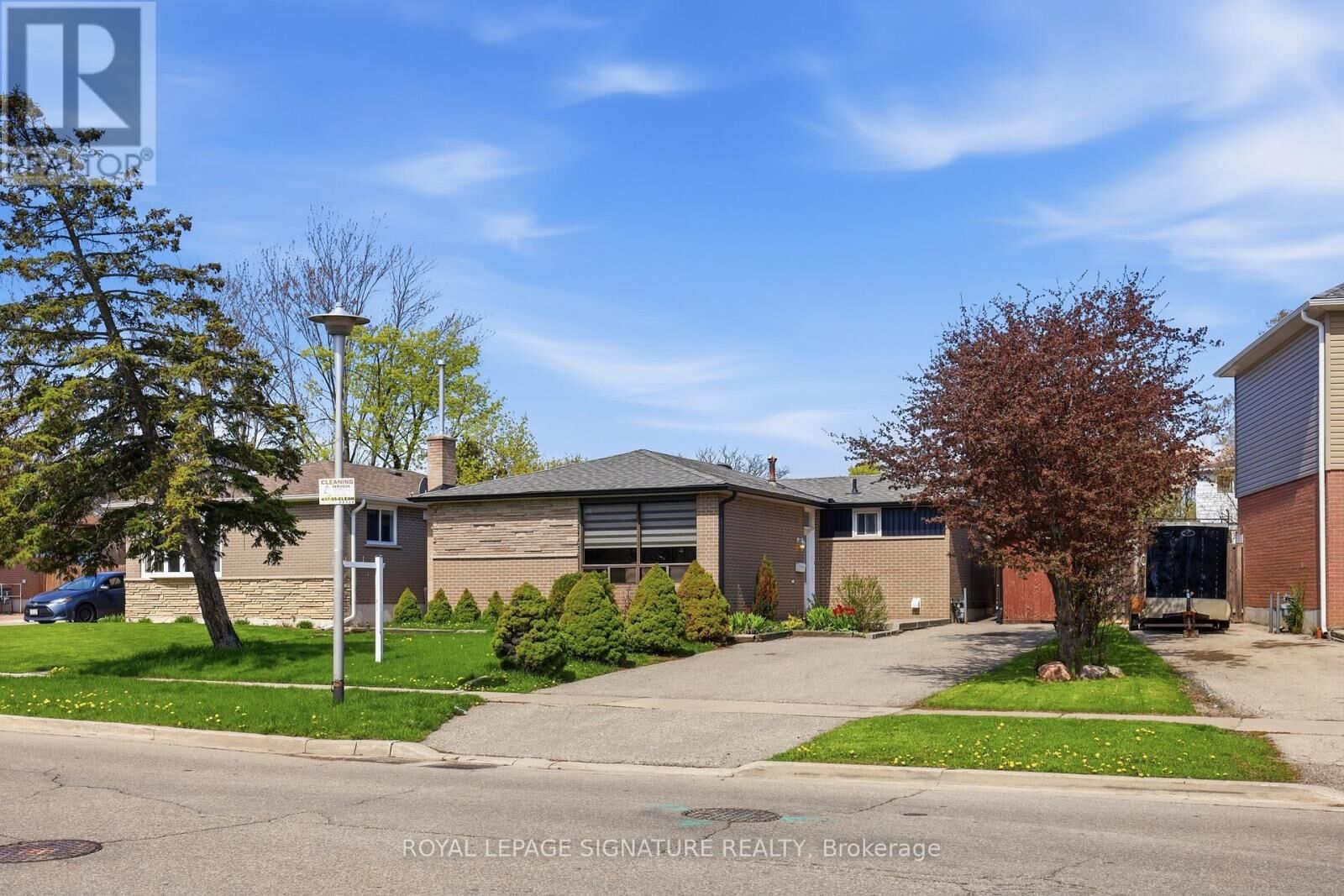 Property Photo:  216 Folkstone Crescent  ON L6T 3N6 