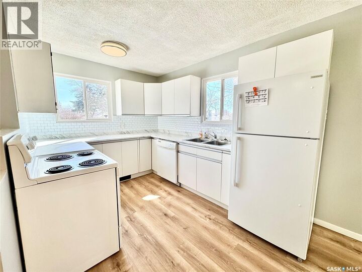 Property Photo:  624 7th Street E  SK S6V 0S8 