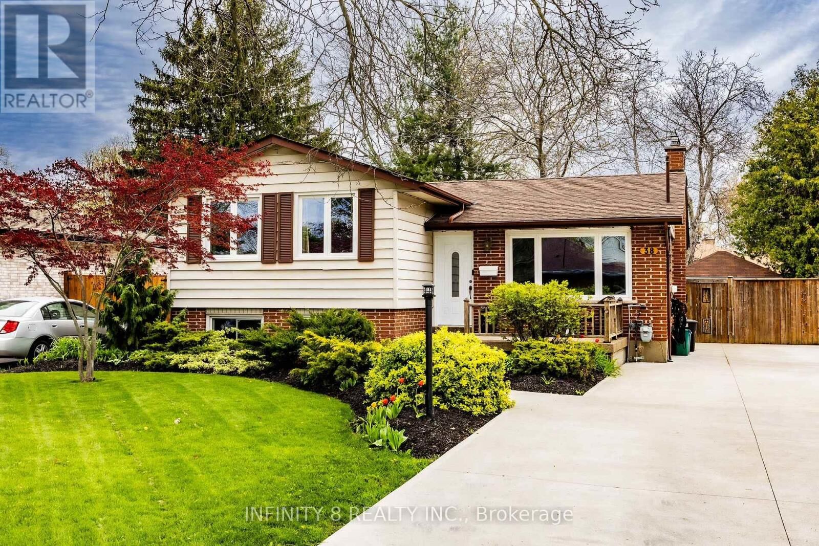Property Photo:  38 Crescentwood Drive East  ON L2N 4L1 