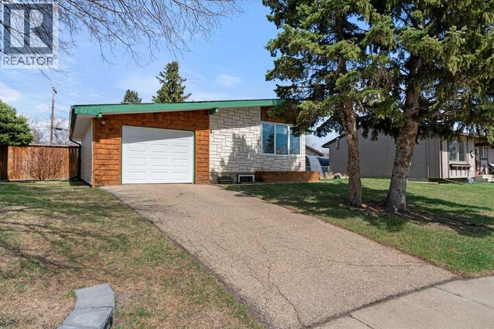 Property Photo:  6310 44A Avenue  AB T4V 0B4 