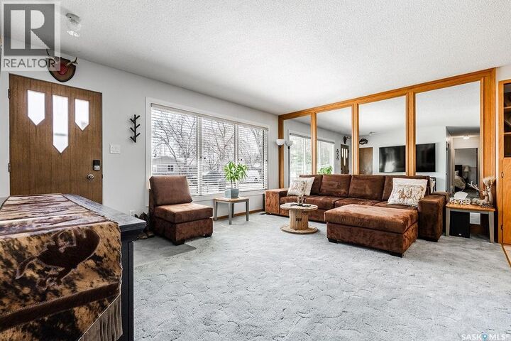 Property Photo:  211 2nd Street E  SK S0K 2L0 