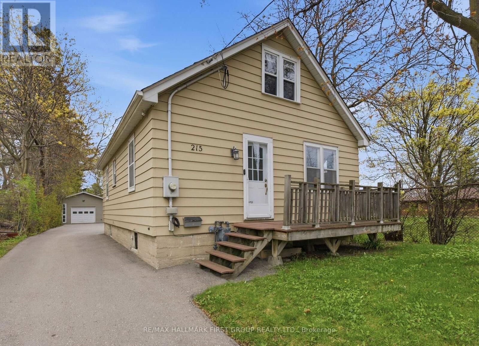 Property Photo:  215 Park Road South  ON L1J 4H1 