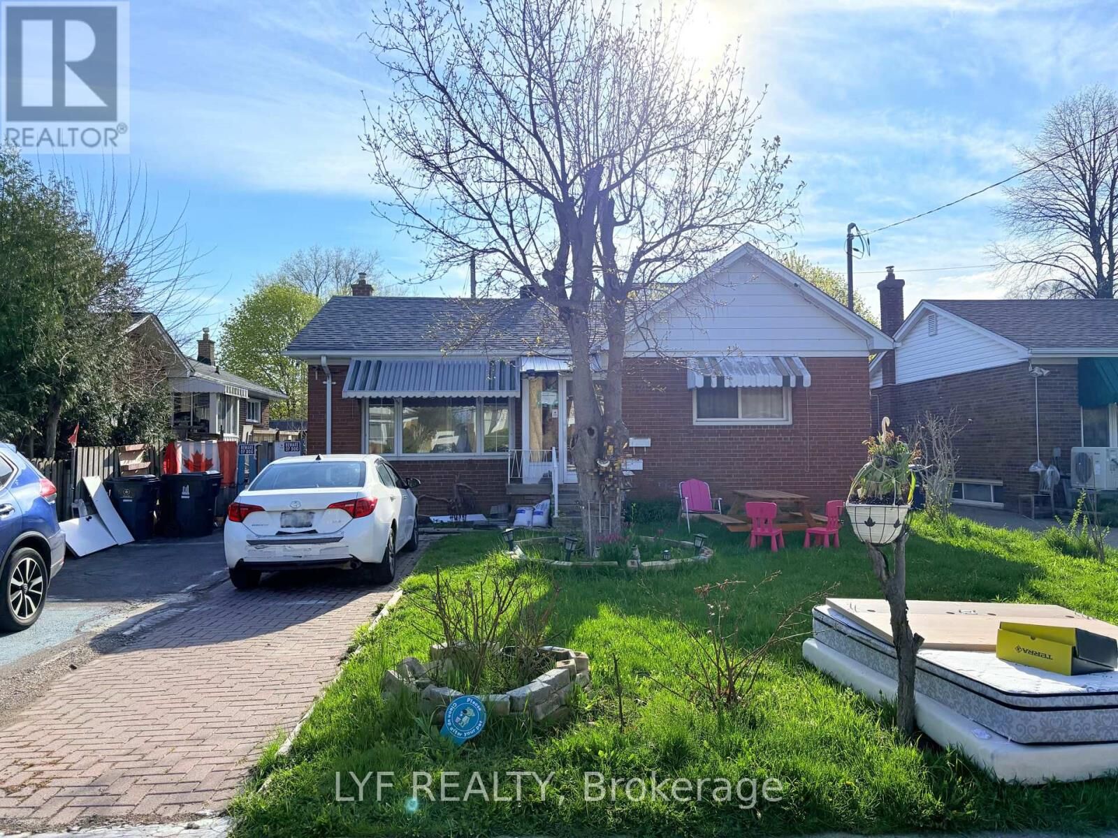 Property Photo:  22 Ivordale Crescent Rm A  ON M1R 2W6 