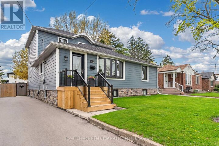 Property Photo:  40 Briarwood Avenue  ON L5G 3N6 